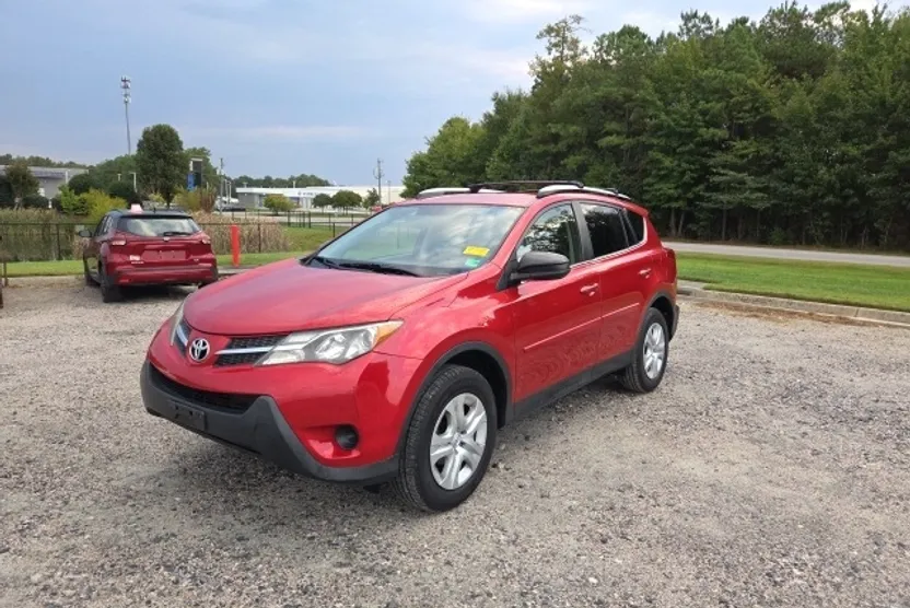 2015 Toyota RAV4 LE photo 1