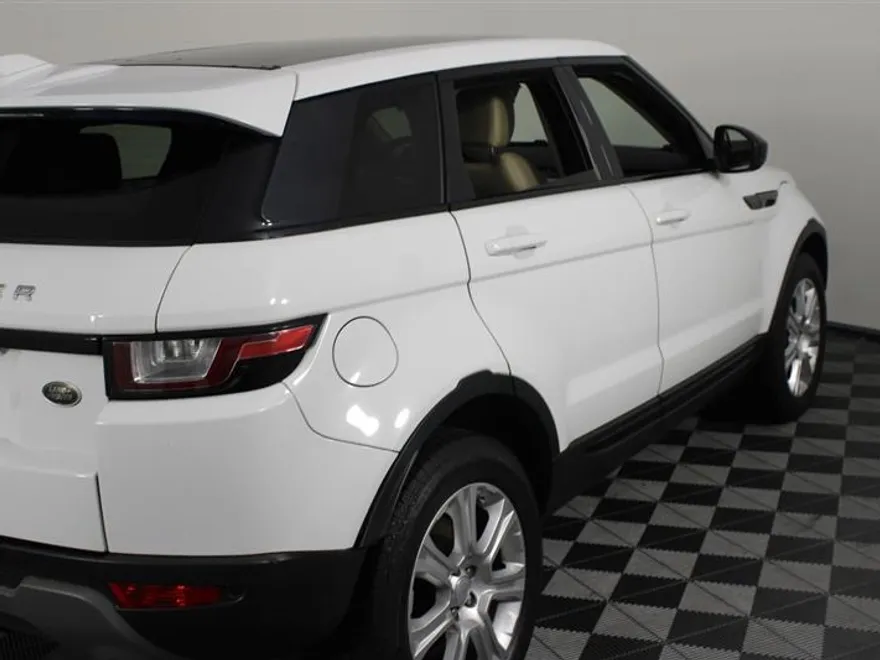 2019 Land Rover Range Rover Evoque SE photo 1