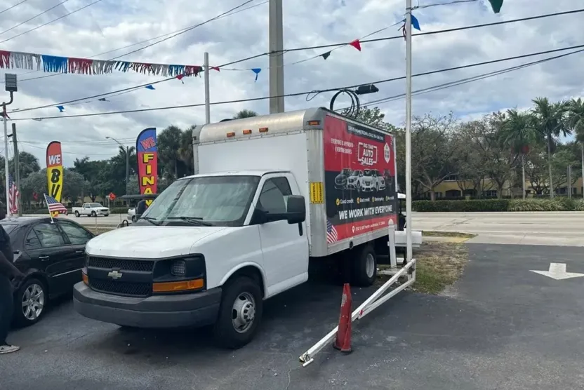 2012 Chevrolet Express Cutaway Van photo 1