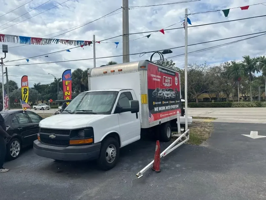 2012 Chevrolet Express Cutaway Van photo 1