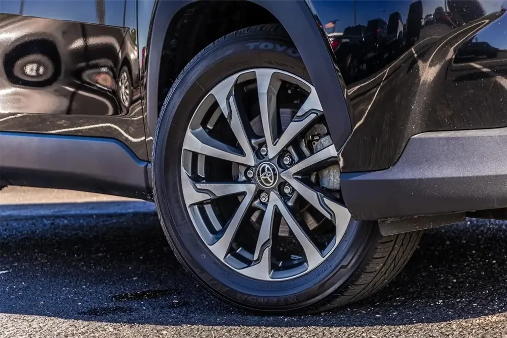 2022 Toyota Corolla Cross XLE photo 1