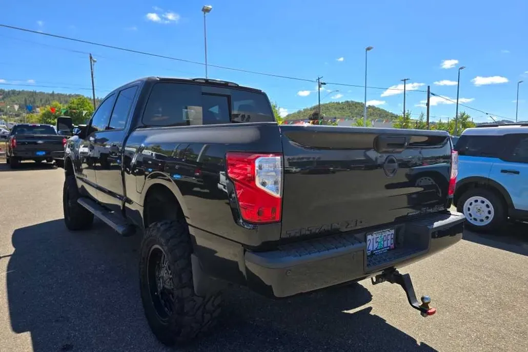 2019 Nissan Titan SL photo 1