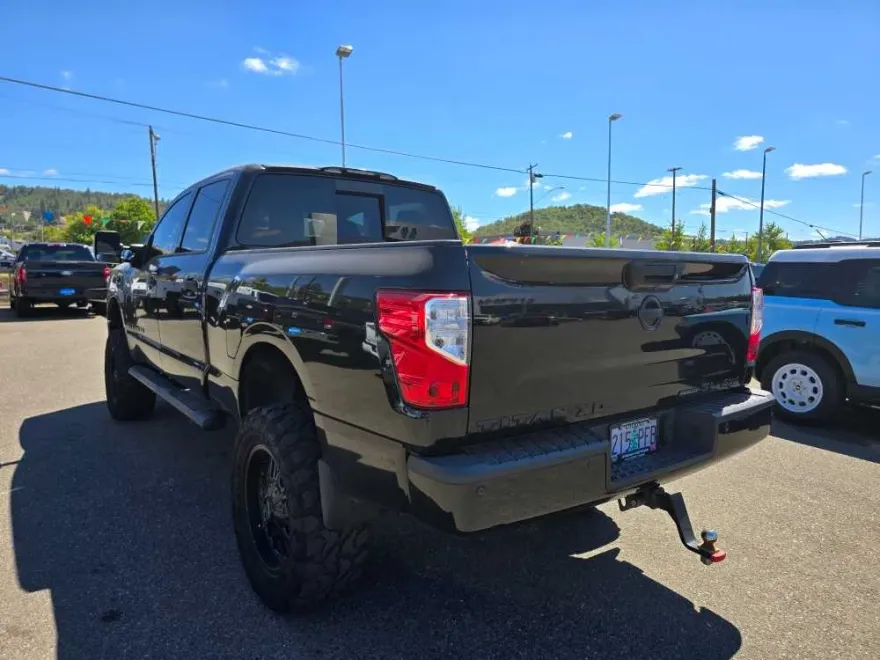 2019 Nissan Titan SL photo 1