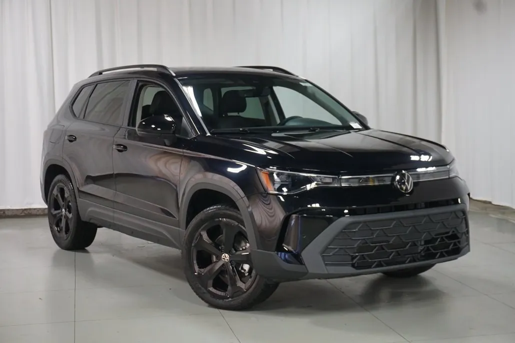 2025 Volkswagen Taos SE photo 1