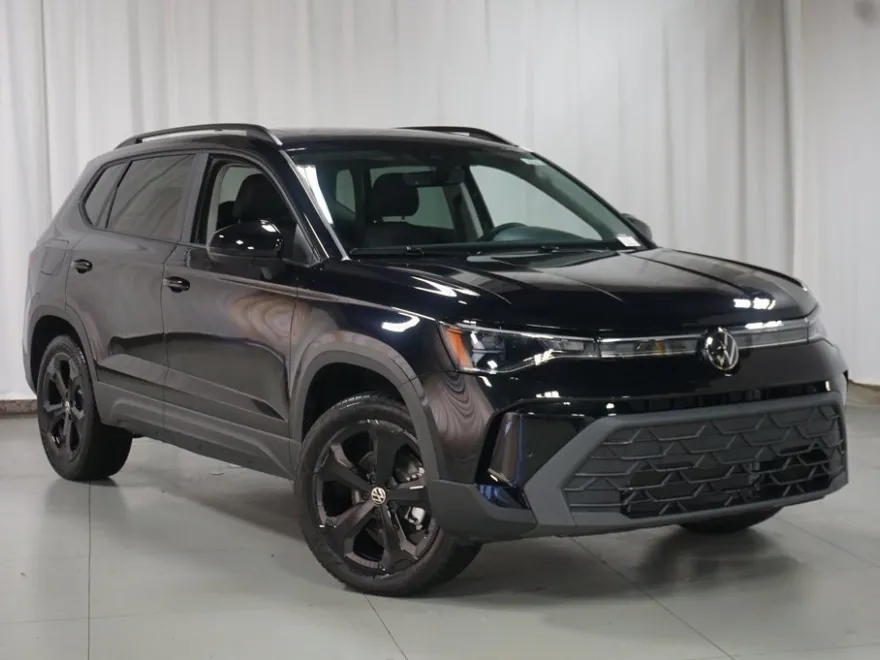 2025 Volkswagen Taos SE photo 1