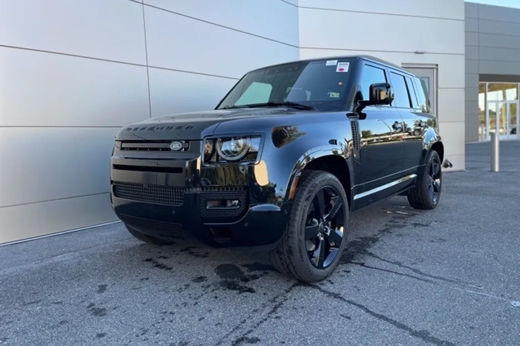 2025 Land Rover Defender 110 V8 photo 1