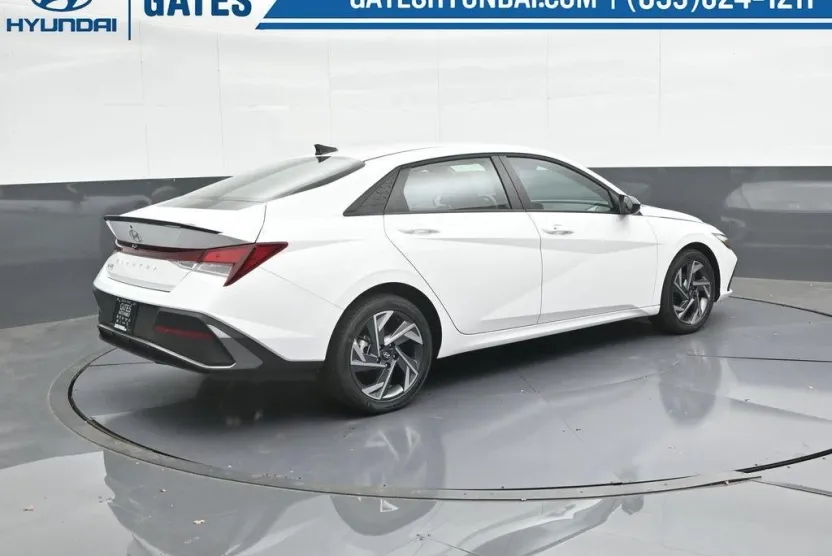 2025 Hyundai Elantra SEL Sport photo 1