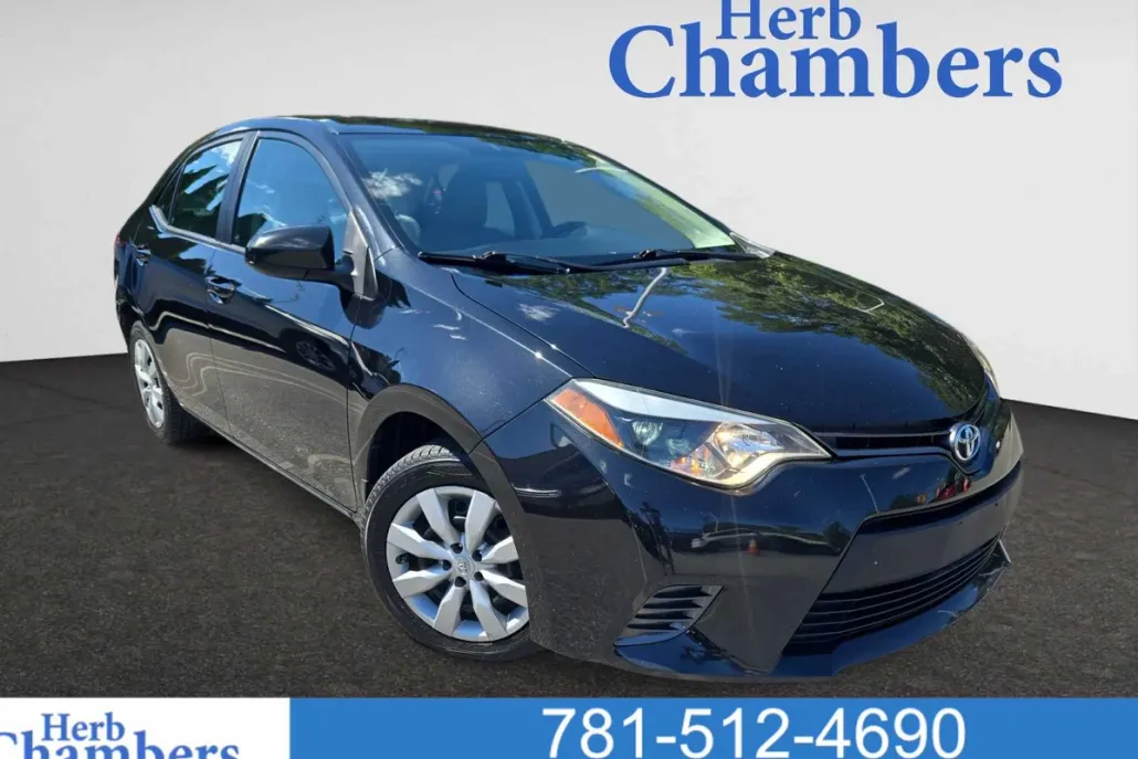 2015 Toyota Corolla LE photo 1