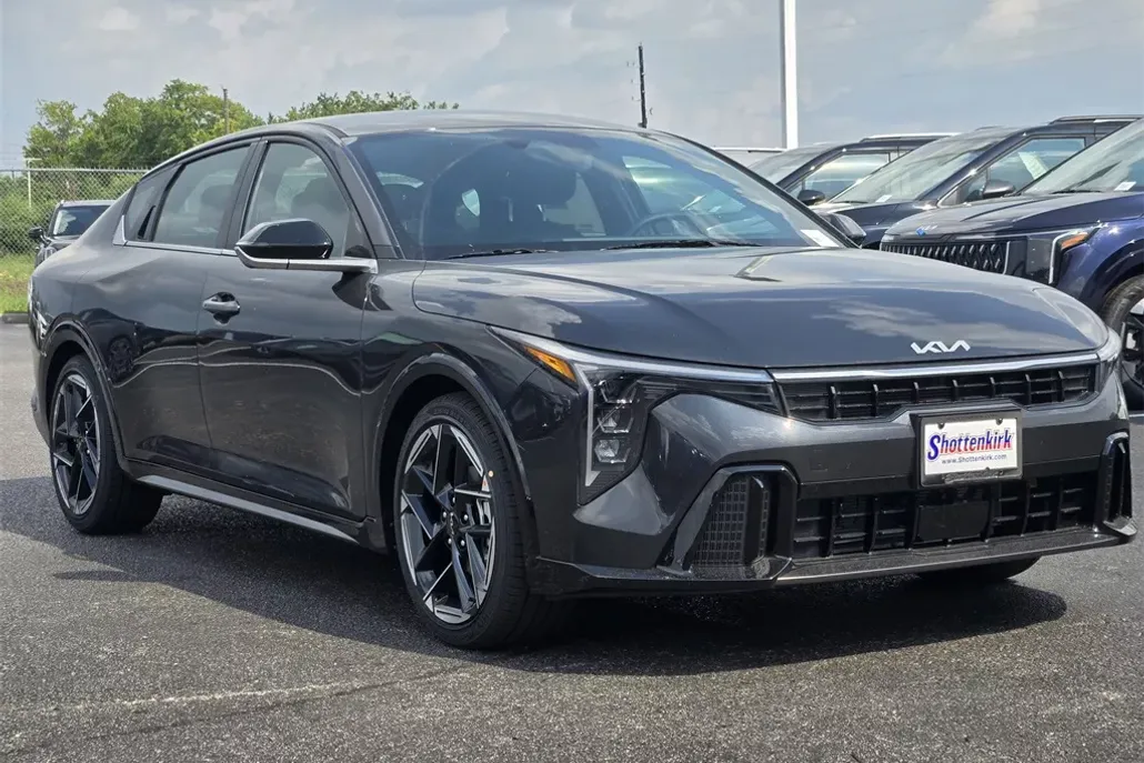 2025 Kia K4 GT-Line photo 1