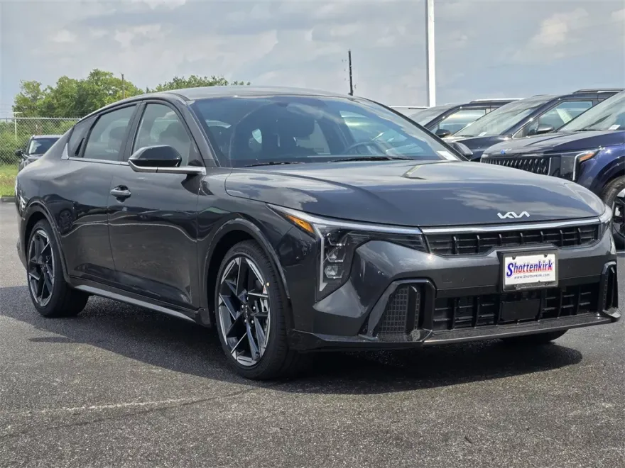 2025 Kia K4 GT-Line photo 1
