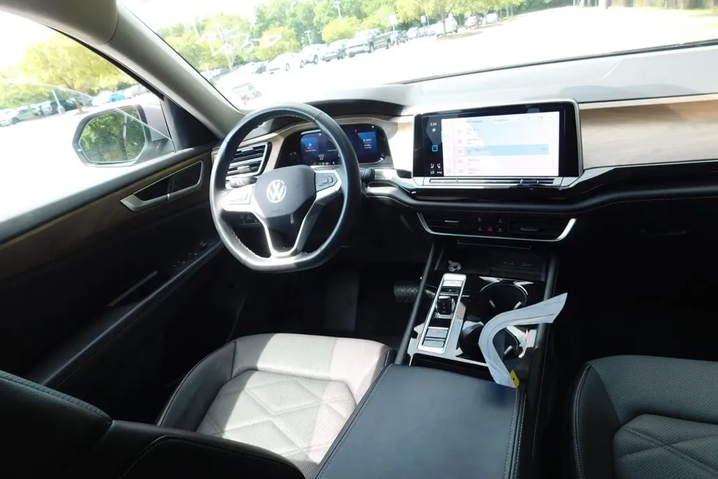 2024 Volkswagen Atlas SE Technology photo 1