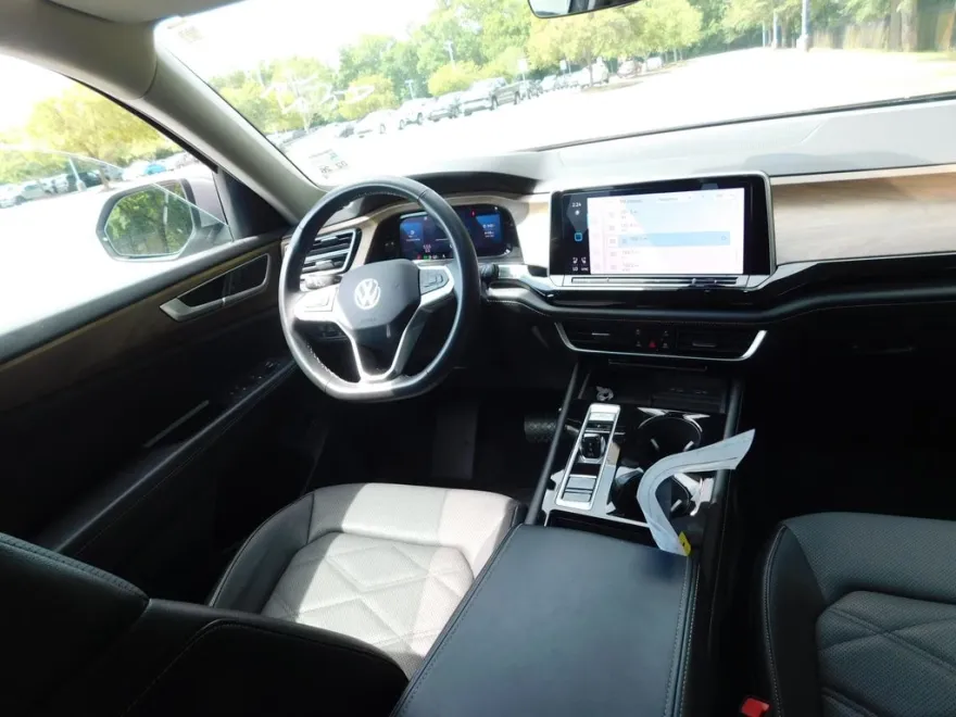 2024 Volkswagen Atlas SE Technology photo 1