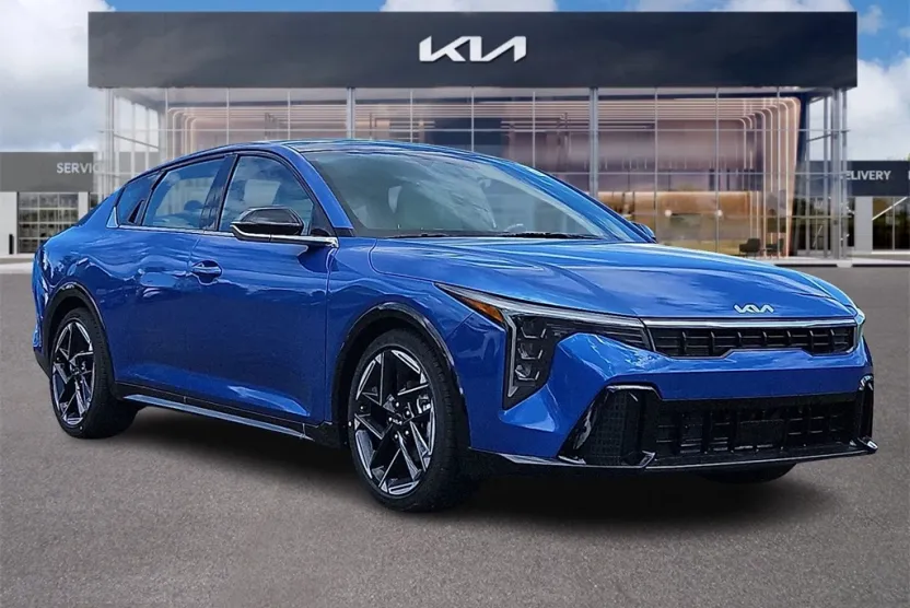 2025 Kia K4 GT-Line photo 1