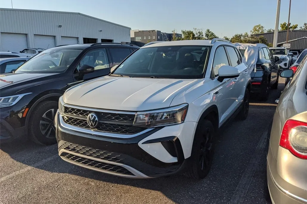 2023 Volkswagen Taos SE photo 1