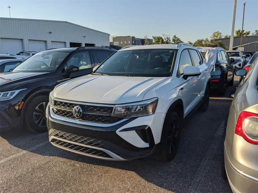 2023 Volkswagen Taos SE photo 1