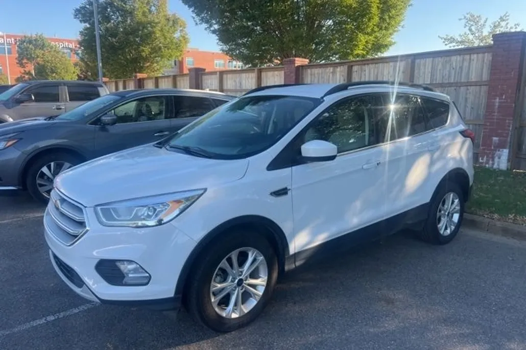 2019 Ford Escape SEL photo 1