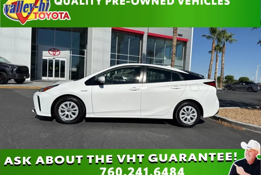 2019 Toyota Prius LE photo 1