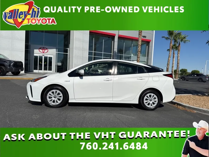 2019 Toyota Prius LE photo 1