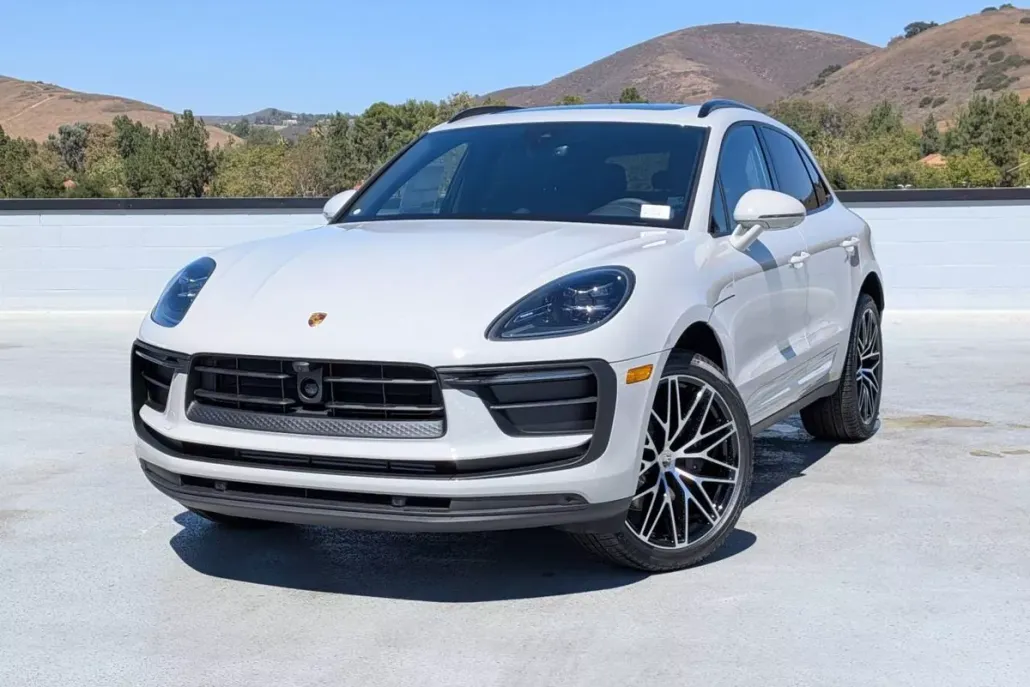 2025 Porsche Macan T photo 1
