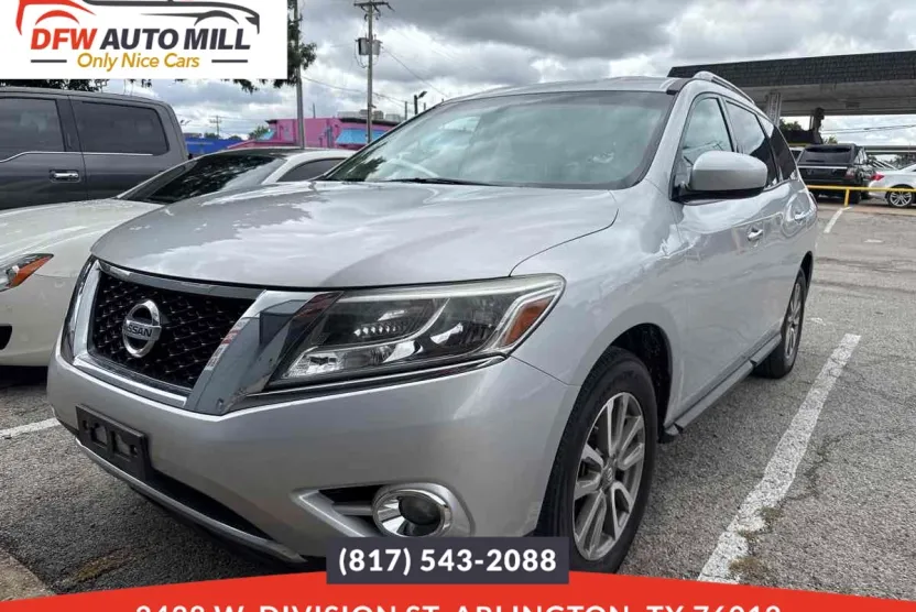 2016 Nissan Pathfinder SV photo 1