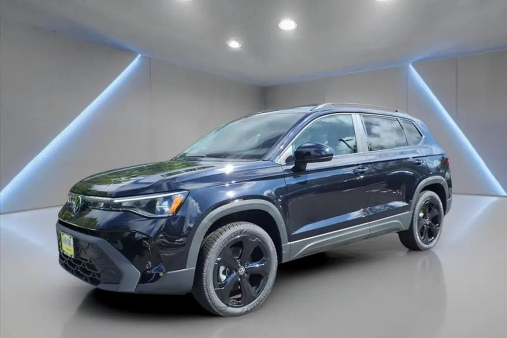 2025 Volkswagen Taos SE photo 1