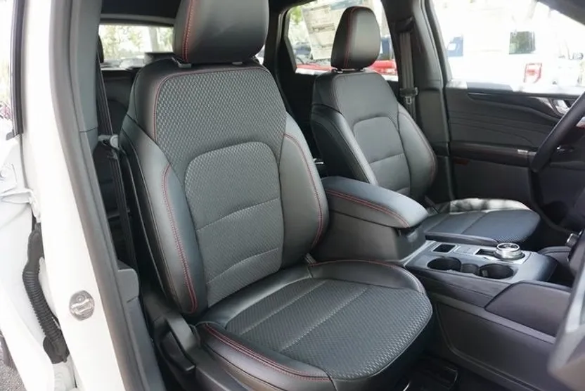 2025 Ford Escape Hybrid ST-Line photo 1