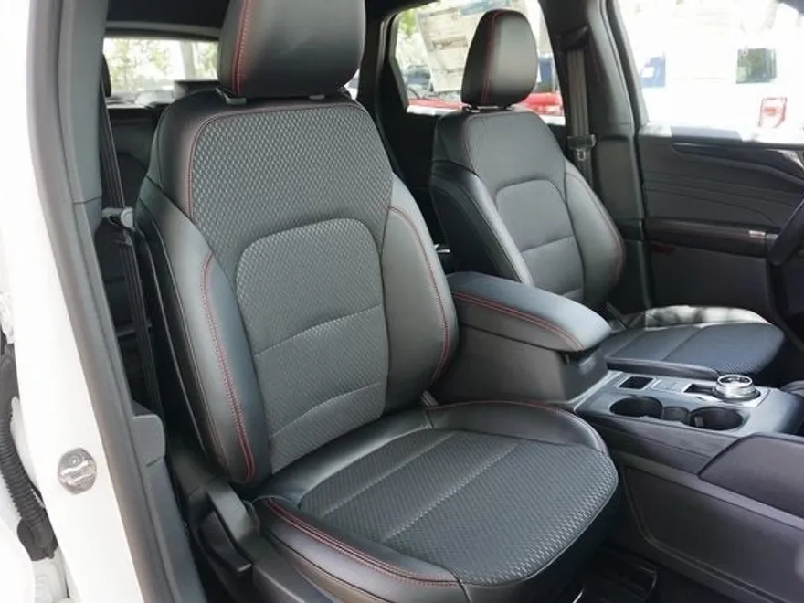 2025 Ford Escape Hybrid ST-Line photo 1