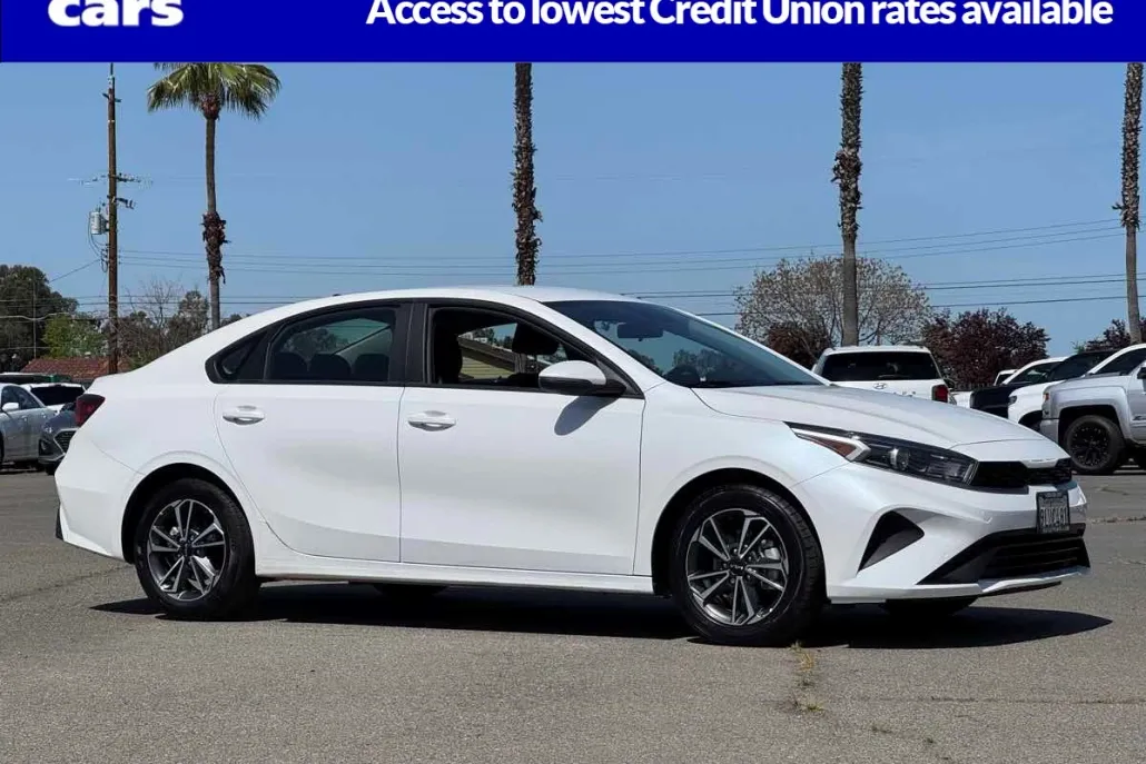 2023 Kia Forte LXS photo 1