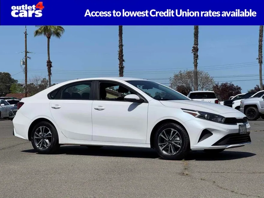 2023 Kia Forte LXS photo 1