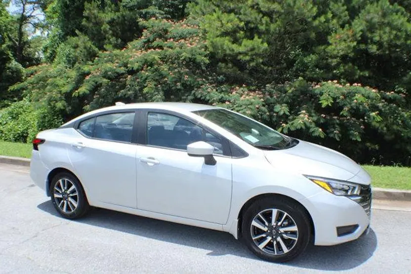 2025 Nissan Versa 1.6 SV photo 1