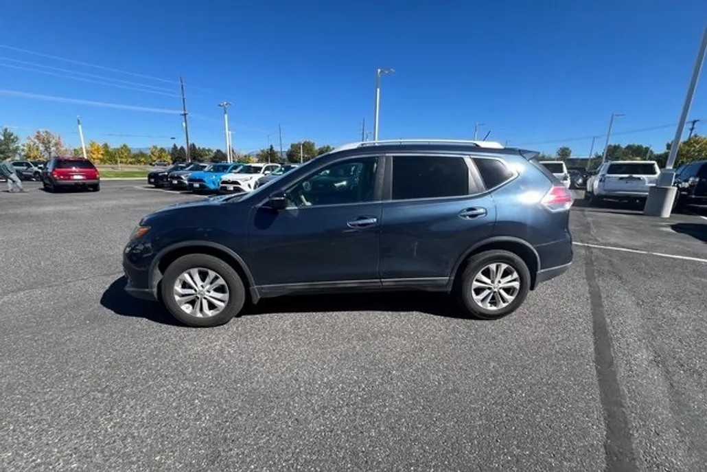 2015 Nissan Rogue SV photo 1