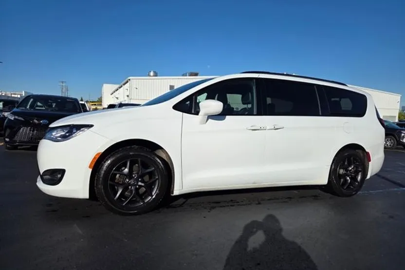 2018 Chrysler Pacifica Touring Plus photo 1