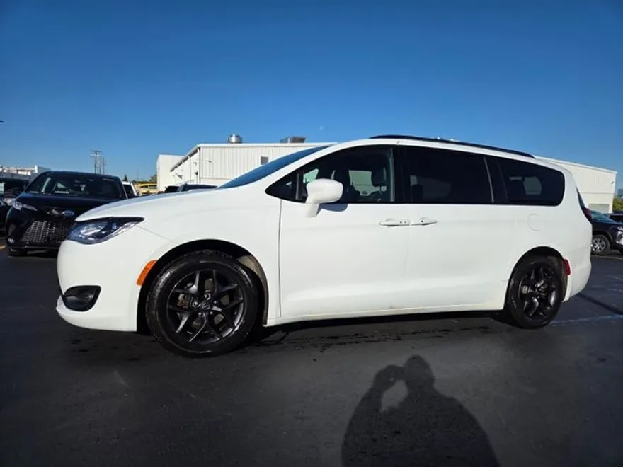 2018 Chrysler Pacifica Touring Plus photo 1