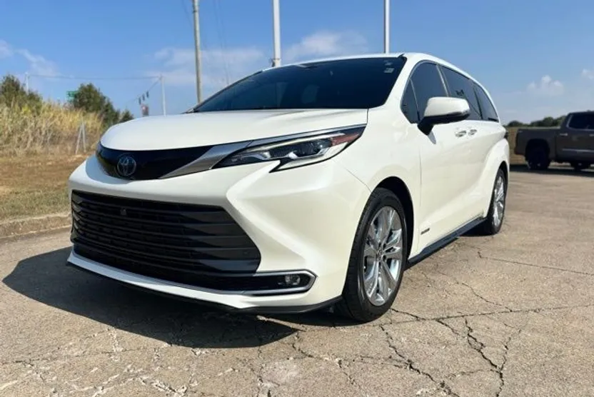2021 Toyota Sienna Platinum photo 1