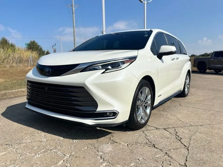2021 Toyota Sienna Platinum photo 1