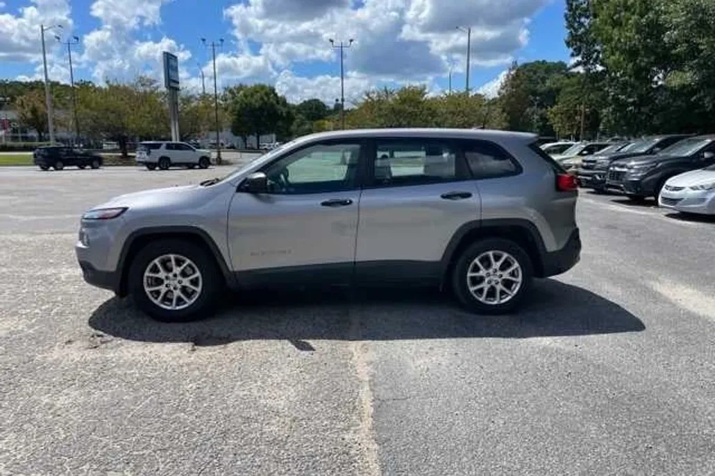 2017 Jeep Cherokee Sport photo 1