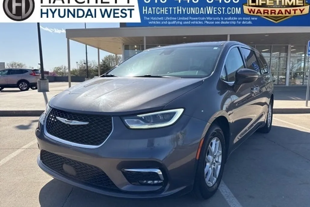 2023 Chrysler Pacifica Touring L photo 1