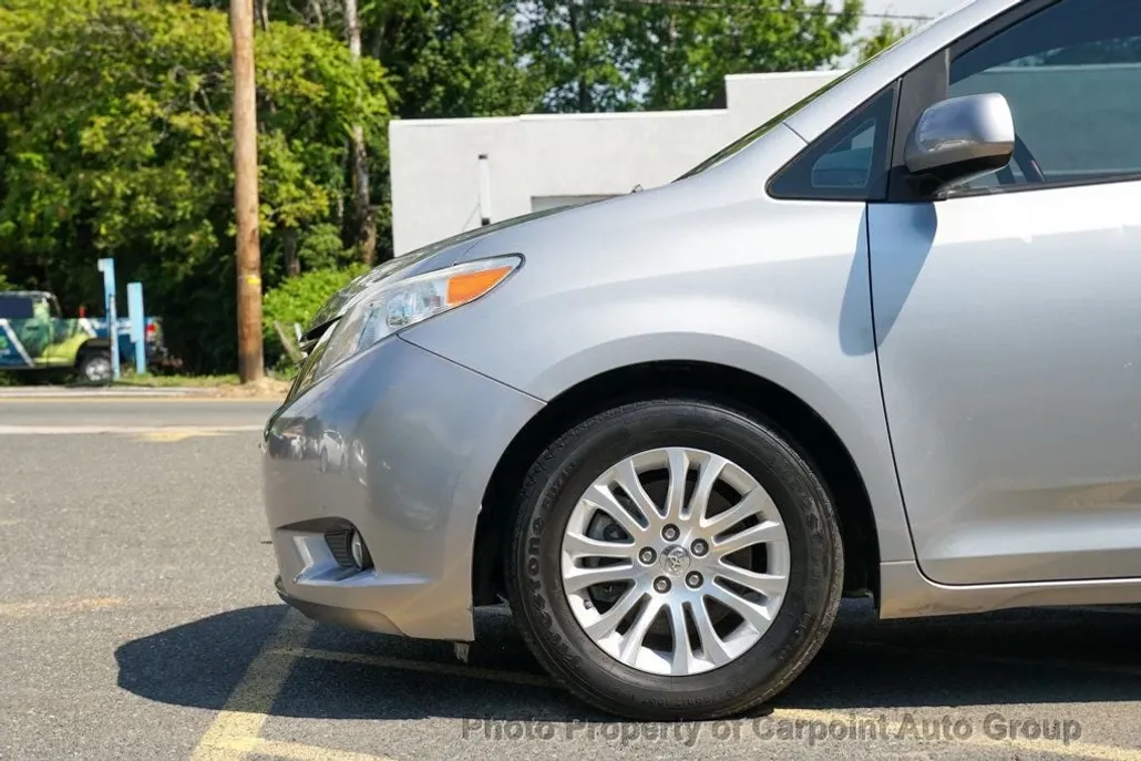 2015 Toyota Sienna XLE photo 1