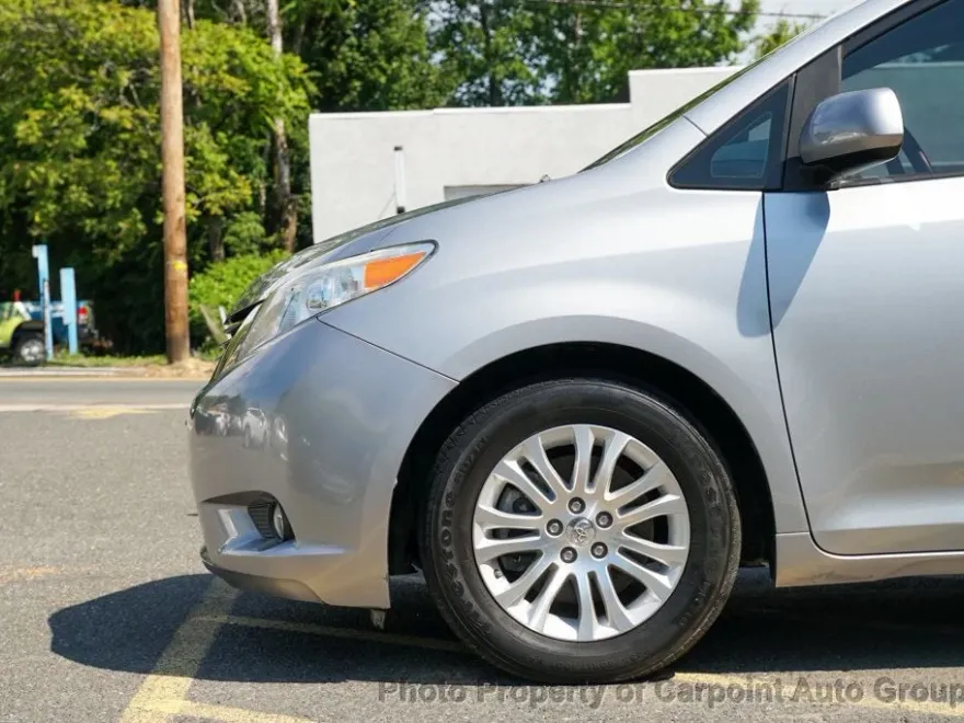 2015 Toyota Sienna XLE photo 1