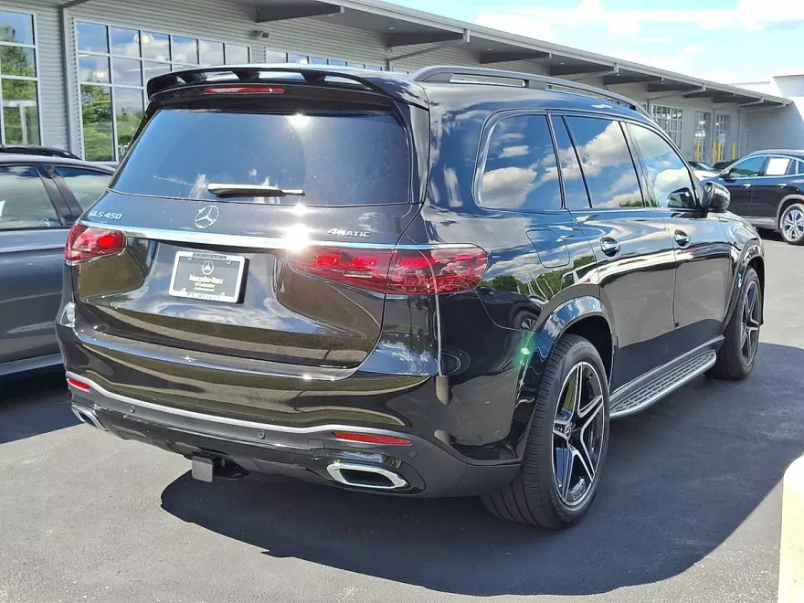 2025 Mercedes Benz GLS 450 4MATIC photo 1