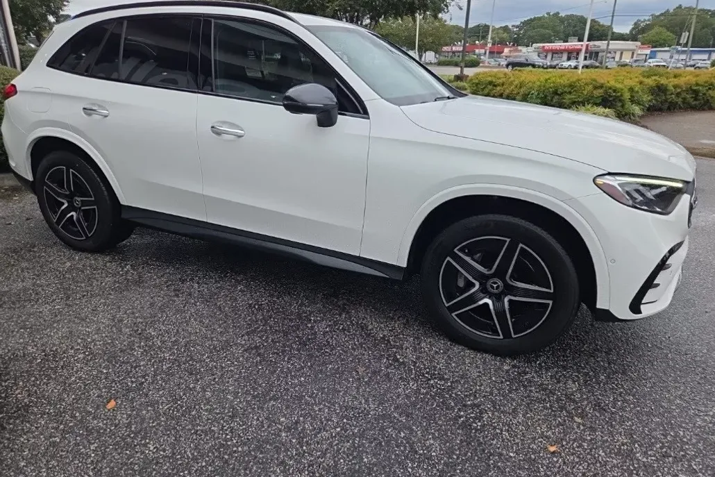 2024 Mercedes Benz GLC 300 photo 1