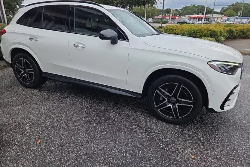 2024 Mercedes Benz GLC 300 photo 1