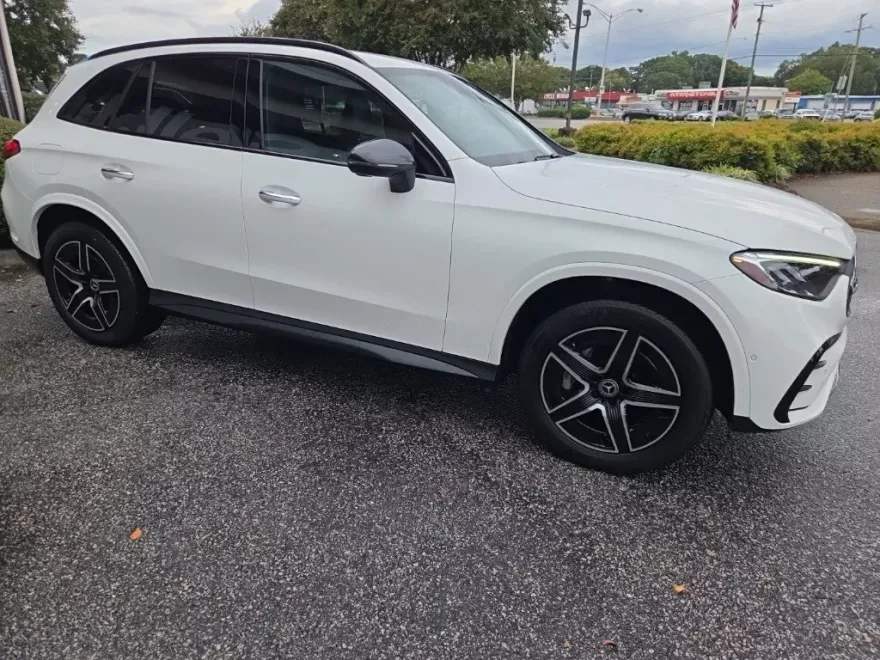 2024 Mercedes Benz GLC 300 photo 1