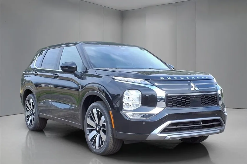2025 Mitsubishi Outlander SE photo 1
