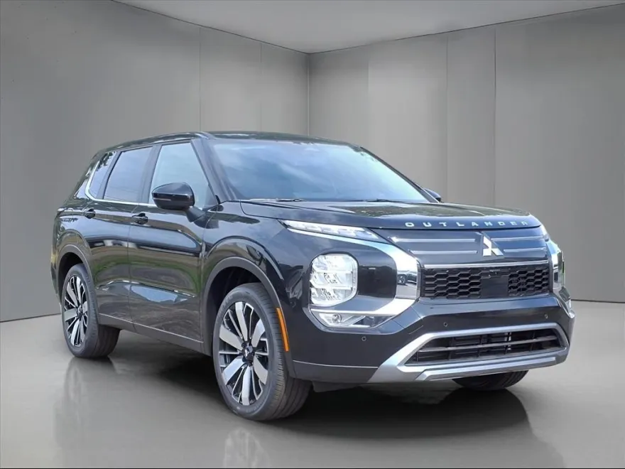 2025 Mitsubishi Outlander SE photo 1