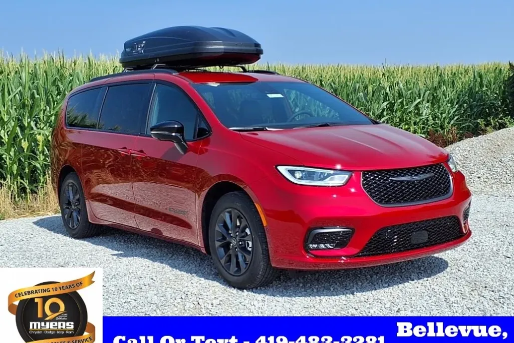 2025 Chrysler Pacifica photo 1