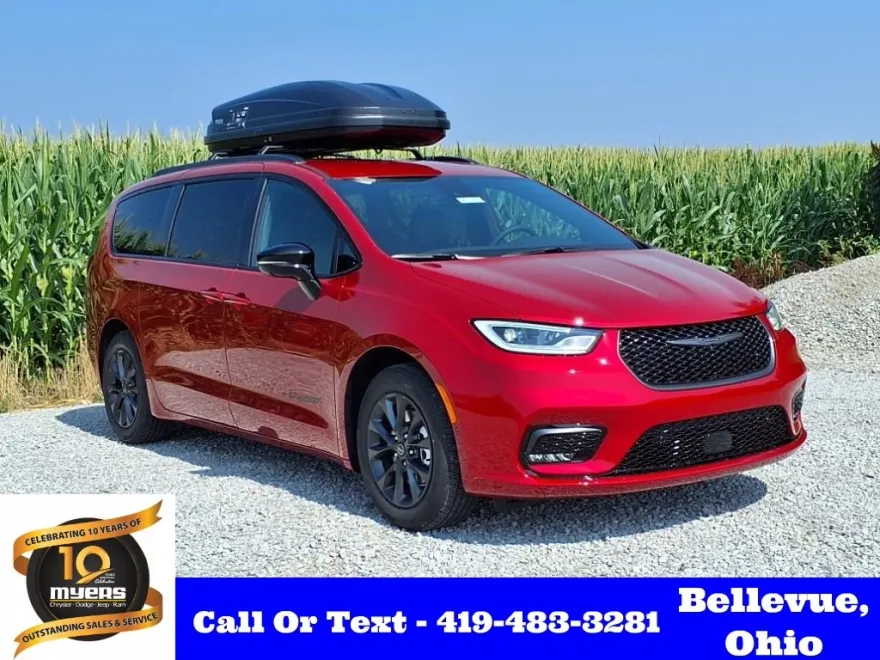 2025 Chrysler Pacifica photo 1