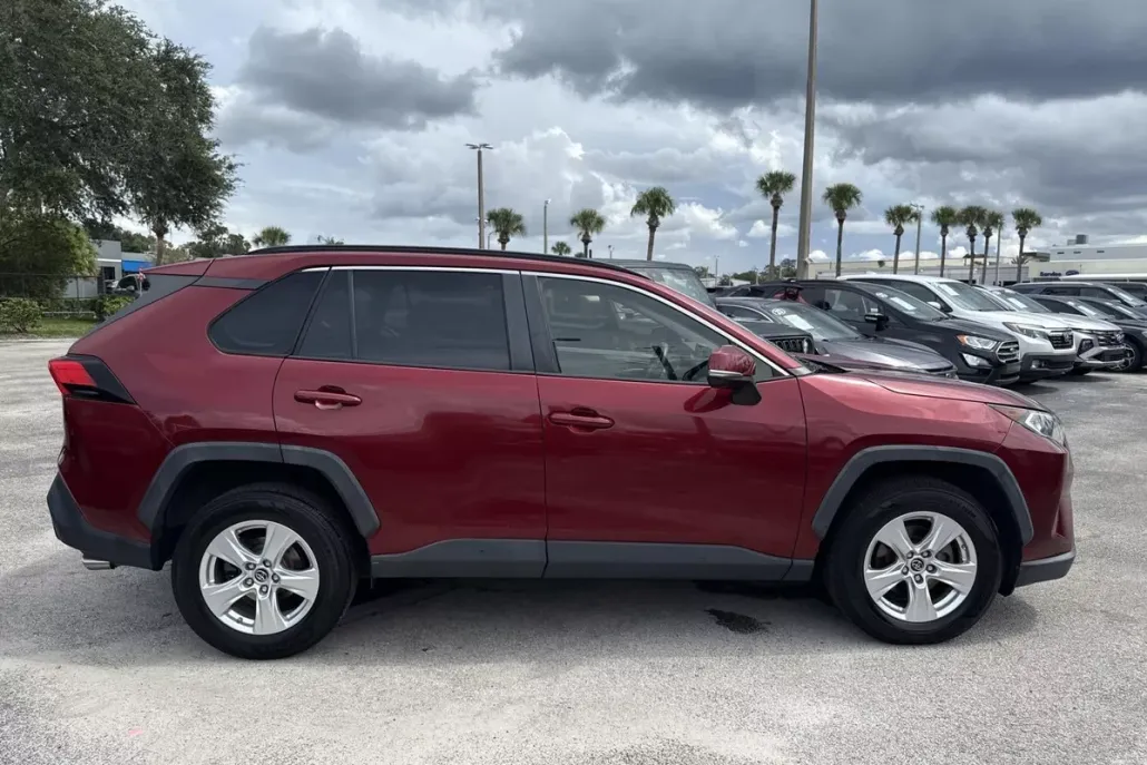 2019 Toyota RAV4 XLE photo 1