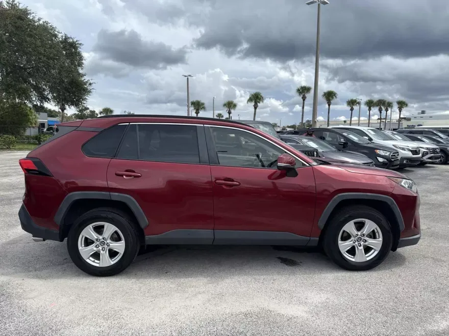 2019 Toyota RAV4 XLE photo 1