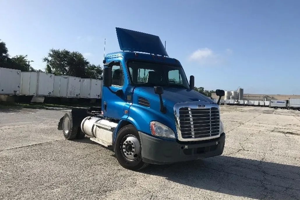 2020 Freightliner Cascadia 113" sleeper cab photo 1